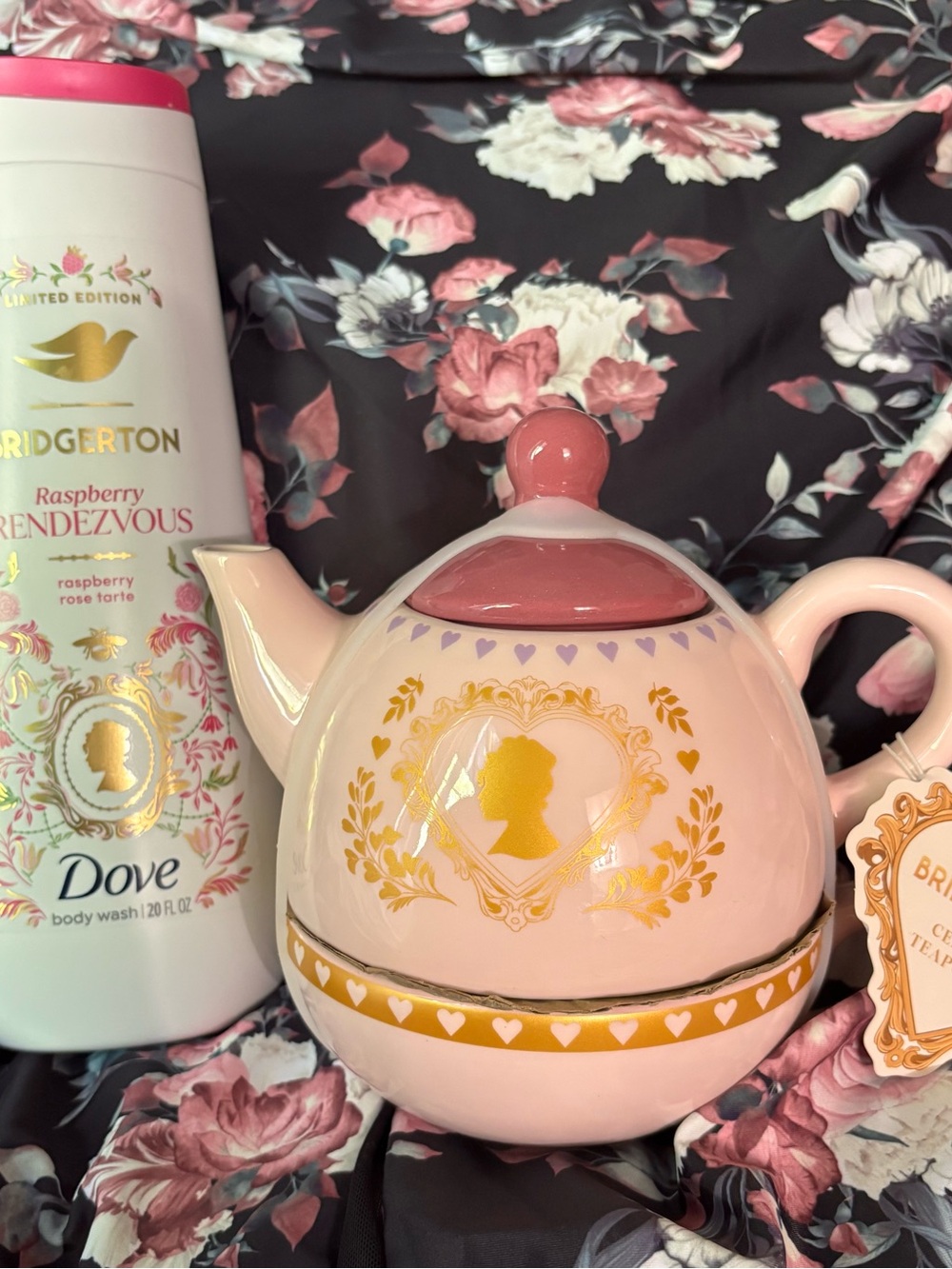Bridgerton x Dove Raspberry Rendezvous Body Wash & Care Set — Pink - Picture 2 of 3